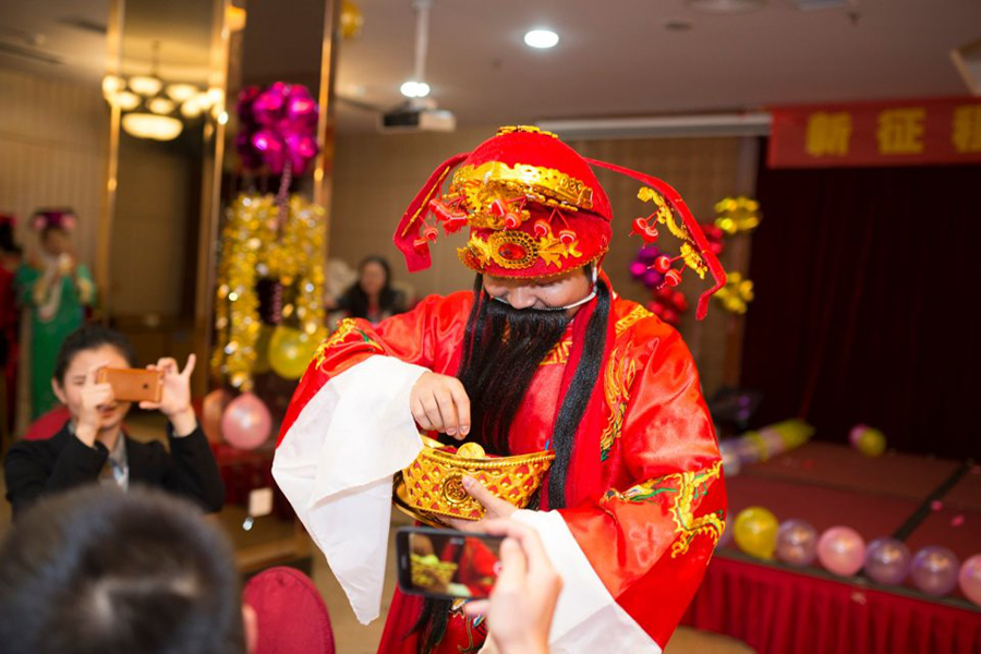 財神爺派發利是糖果